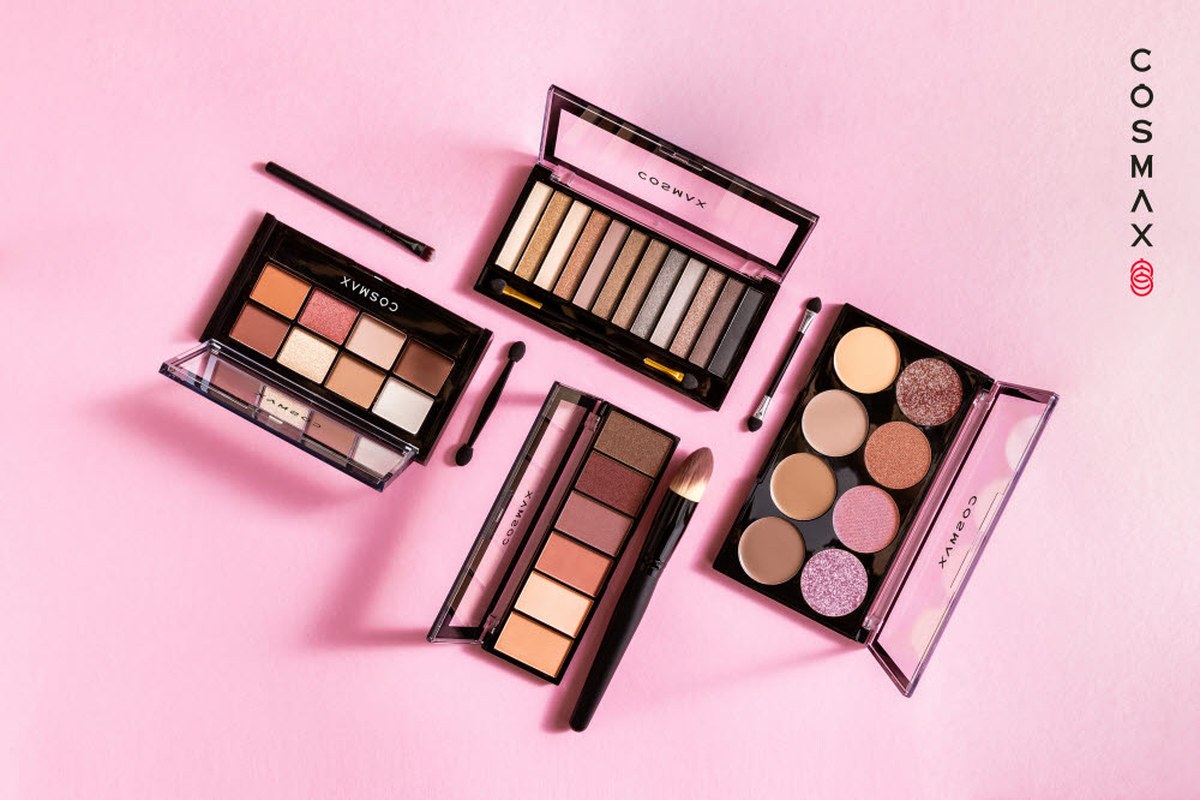 Representative lot of Korean colour cosmetics - eyeshadow palettes in neutral and warm tones with applicator brushes